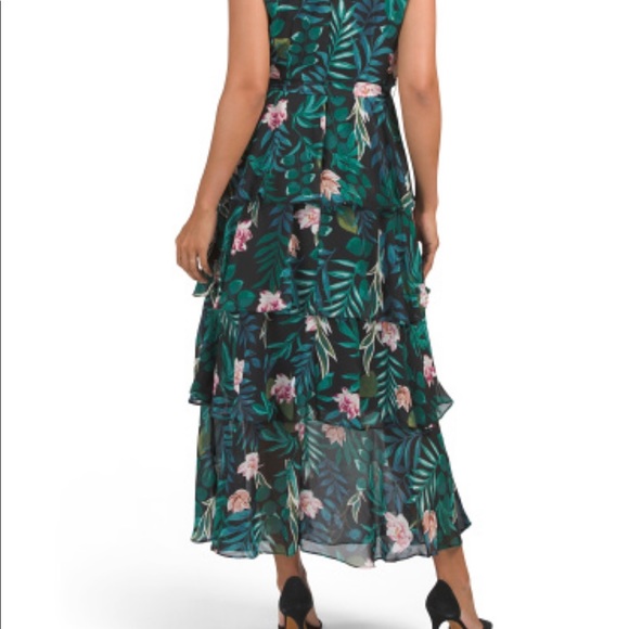 Green floral dress! Beautiful flowwy, v neck with tie up belt. Cap sleeve. - Picture 3 of 6